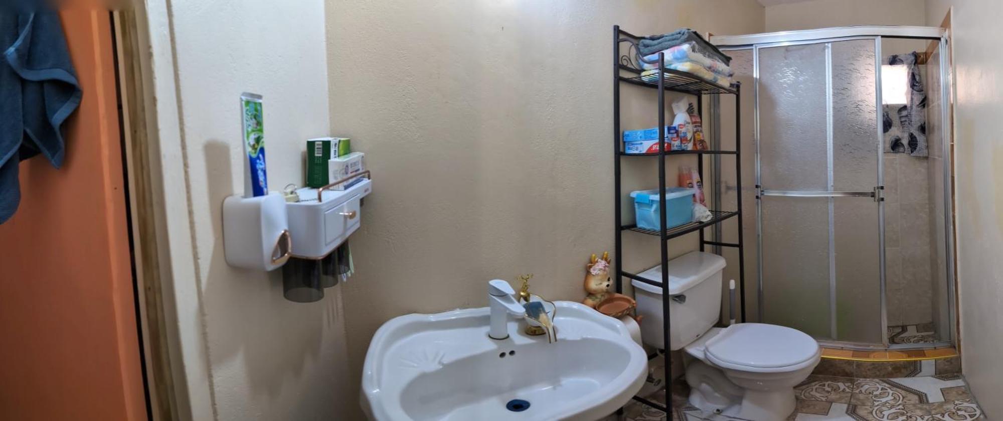 Immaculate 1-Bed Apartment In Kingston 14 ภายนอก รูปภาพ